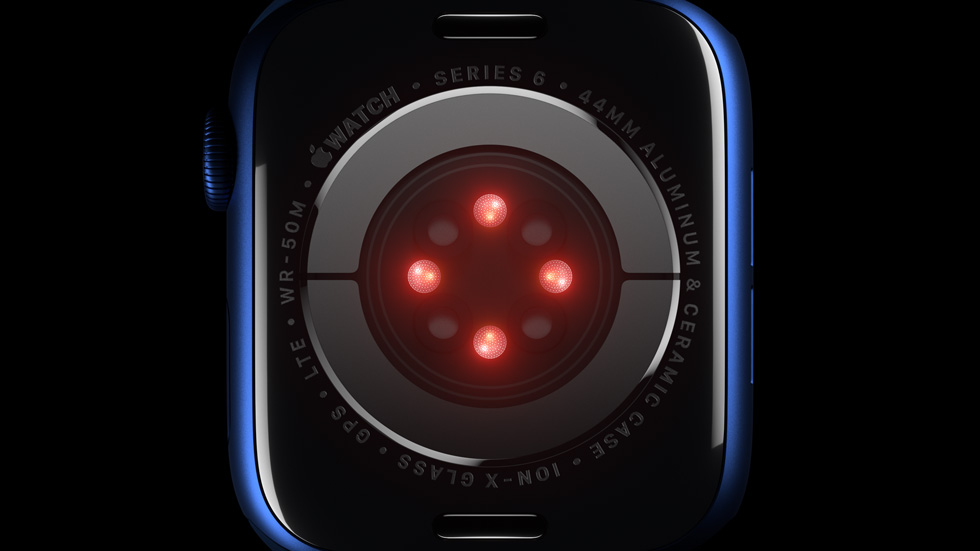 O sensor de oxigênio no sangue emprega LEDs, junto com fotodiodos no cristal posterior do Apple Watch Series 6.