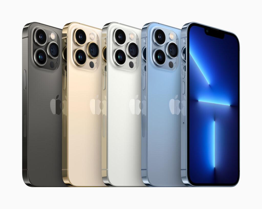 O iPhone 13 Pro e o iPhone 13 Pro Max estarão disponíveis em quatro lindas cores: grafite, dourado, prateado e azul-Sierra.
